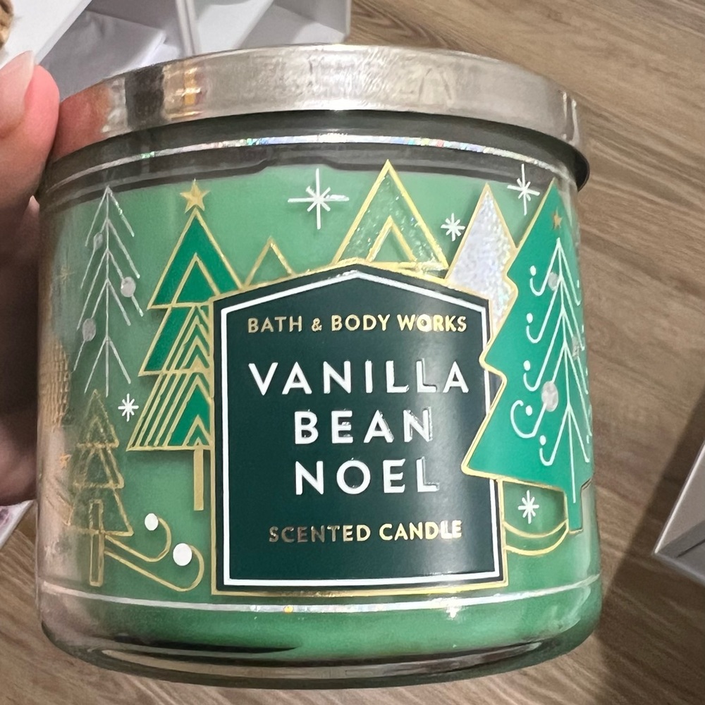 Vanilla bean noel Christmas bath & body works candle